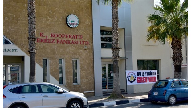 Kooperatif Merkez Bankası’nın tüm şubelerinde grev var