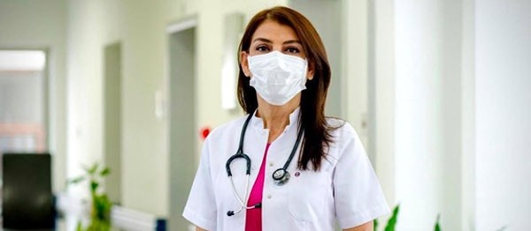 Dr. Gürkut: Açık alanda maskesiz ve yakın olunması bulaştırabilir