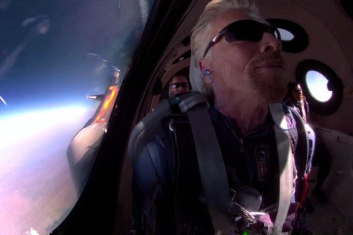 Richard Branson uzaya giden ilk milyarder oldu