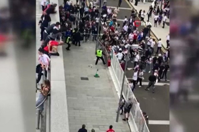İngiliz taraftarlar, Wembley Stadyumunu bastı-VİDEO HABER
