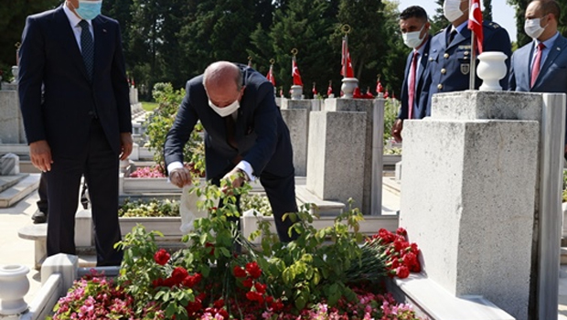 Tatar, Topel’in şehit düştüğü yerden getirdiği toprağı Topel’in kabrine bıraktı
