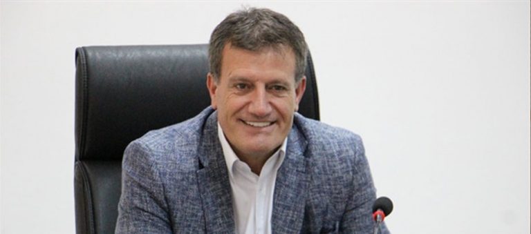 Arıklı Barış ve Özgürlük Yüzme Maratonu’nun ödül törenine katıldı
