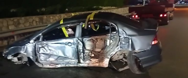 Direksiyon hakimiyetini kaybedip çelik bariyerlere çarptı!
