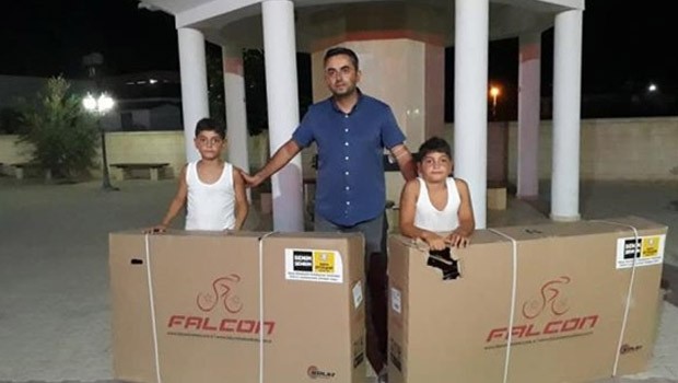 Çevrim içi dini bilgiler kursuna katılan çocuklara bayram öncesi bisiklet dağıtılıyor