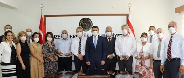 Maliye Bakanı Oğuz, emekliye ayrılan müdürlere teşekkür plaketi takdim etti