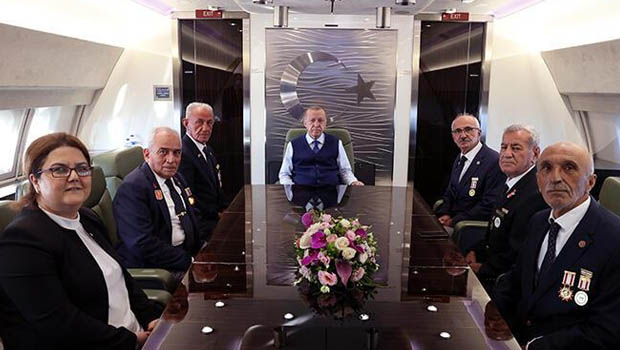 Erdoğan, Kıbrıs Gazileriyle uçakta bir araya geldi