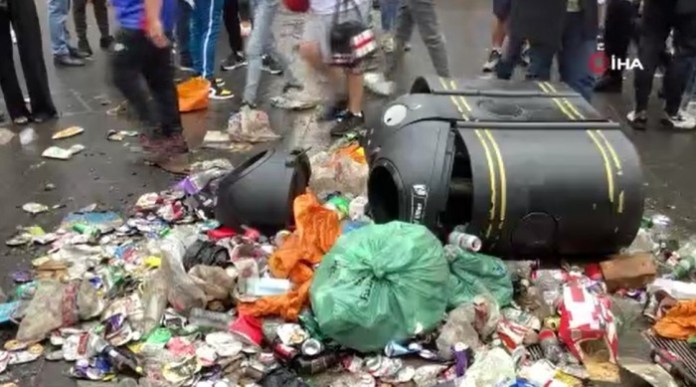 İngiliz taraftarlar, Leicester Meydanı’nı savaş alanına çevirdi- VİDEO HABER