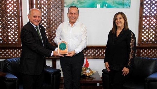 Özsoy, Bakan Ataoğlu’na Teşekkür Plaketi sundu