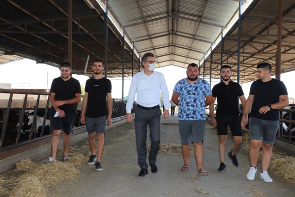 CTP Genel Başkanı Erhürman Paşaköy’de hayvan üreticileriyle görüştü