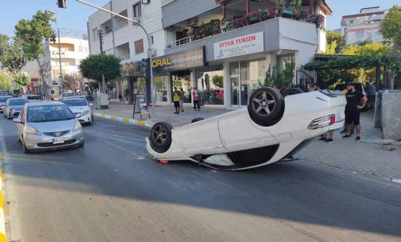 Girne’de araç ters döndü!