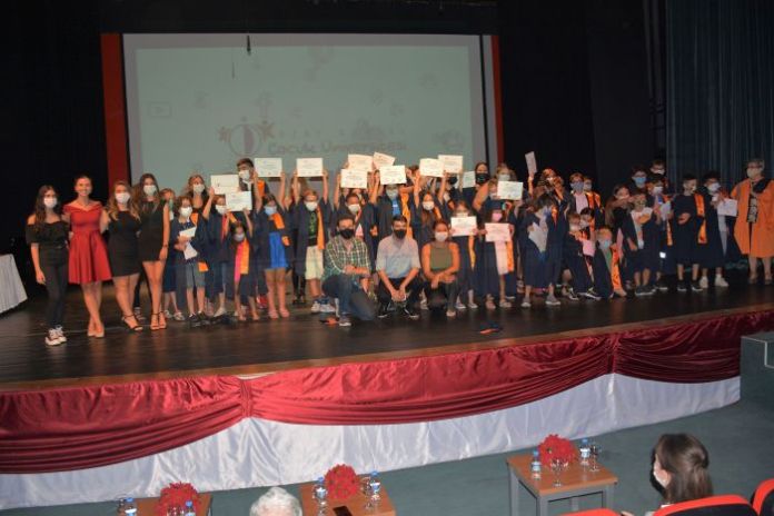 Özay Günsel Çocuk Üniversitesi 2021 Yaz Dönemi Kapanış Töreni, YDÜ Atatürk Kültür ve Kongre Merkezi’nde Gerçekleştirildi