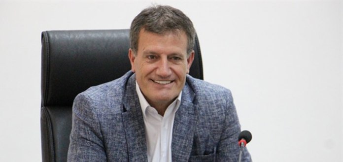 Arıklı, başarılı yüzücüleri kutladı