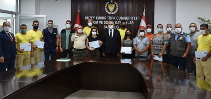 Çavuşoğlu Türkiye’deki yangınların söndürülmesine destek olan Orman Dairesi ekibi ve Karşıyaka’daki yangına müdahale eden kadınlara teşekkür belgesi takdim etti