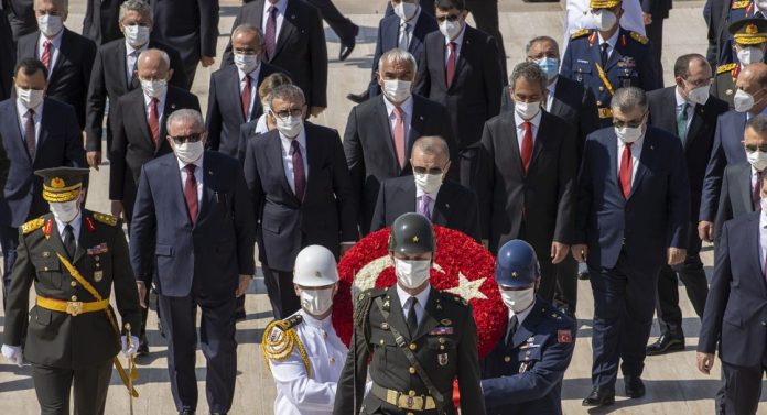 Türkiye’de devletin zirvesi Ata’nın huzuruna çıktı