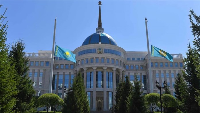 Kazakistan’da bayraklar yarıya indirildi