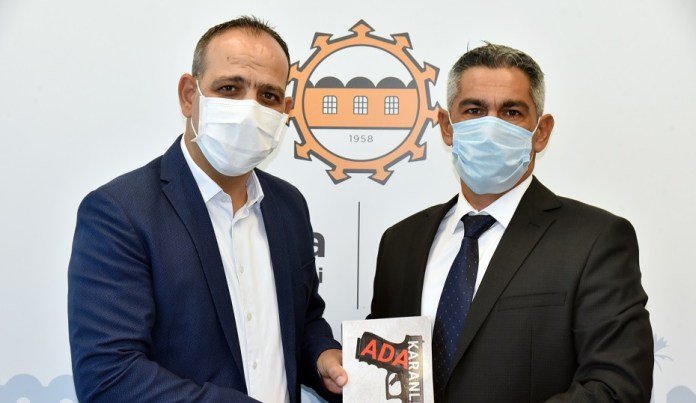 Tomgüsehan “Ada Karanlığı” isimli romanını Harmancı’ya takdim etti