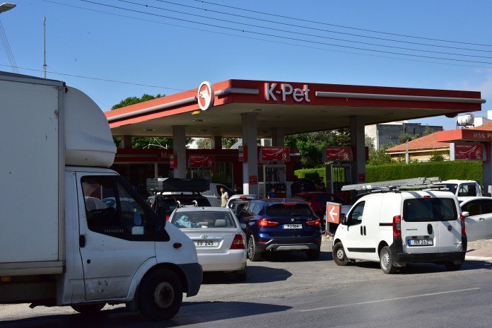 Tedarikçi firmaların piyasaya yakıt vermemesi üzerine başlayan kriz devam ediyor