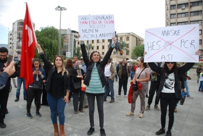 Covid-19 aşısı karşıtları, İzmir’de miting düzenledi