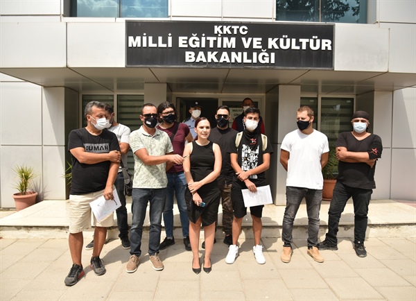Bağımsızlık Yolu Lefkoşa Bölge Örgütü Eğitim Bakanlığı önünde basın açıklaması yaptı