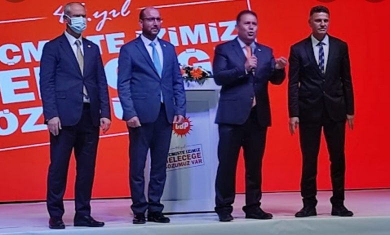 Büyükoğlu ve Genç’e UBP rozetleri takıldı