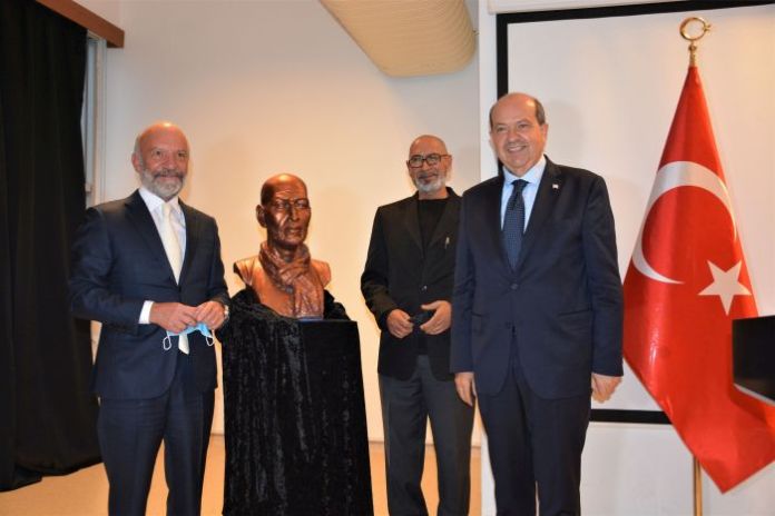 Kıbrıslı Türk ressam Aşık Mene’nin “Varoluş” adlı kişisel resim sergisi Cumhurbaşkanı Tatar tarafından açıldı
