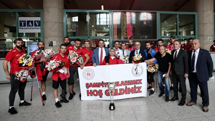 Ampute Milli Takımı Ankara’da çiçeklerle karşılandı