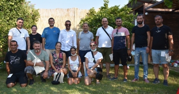 Antalya’da Kaplumbağalarla ilgili deneyim paylaşımında bulunuyor