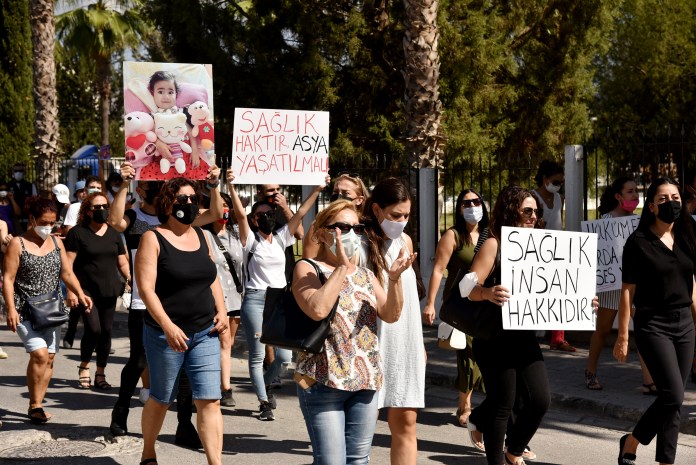 “Asya Gönüllüleri” Asya bebeğin tedavi sürecinin hemen başlaması için Sağlık Bakanlığı’na yürüdü