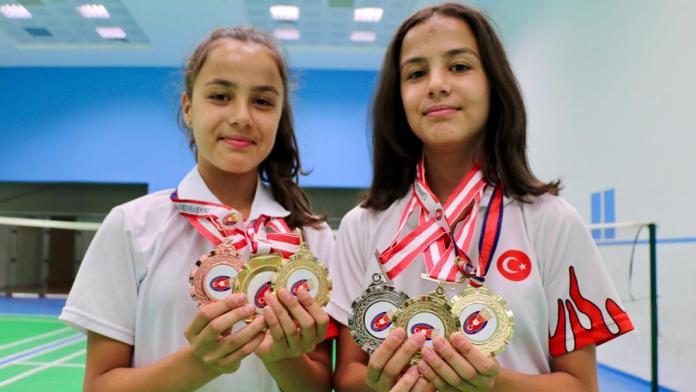 Badmintonun ikizleri Avrupa’da raket sallayacak