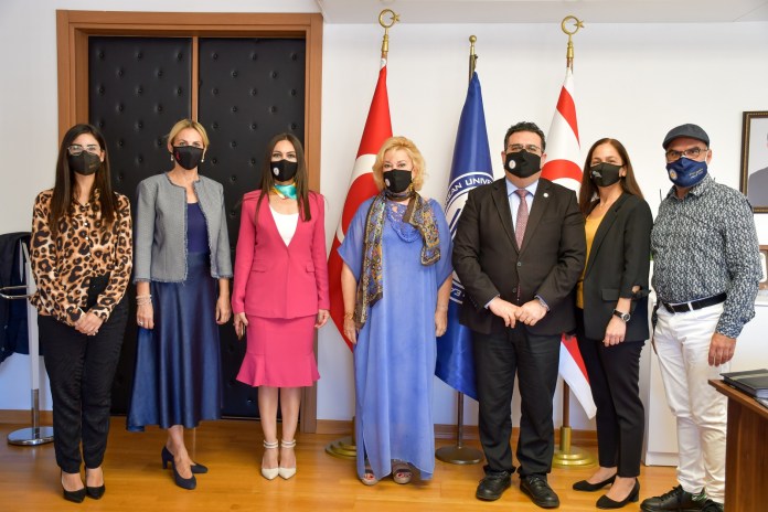 Türkiye Devlet Sanatçısı Gülsin Onay DAÜ Rektörü Prof. Dr. Aykut Hocanın’ı ziyaret etti