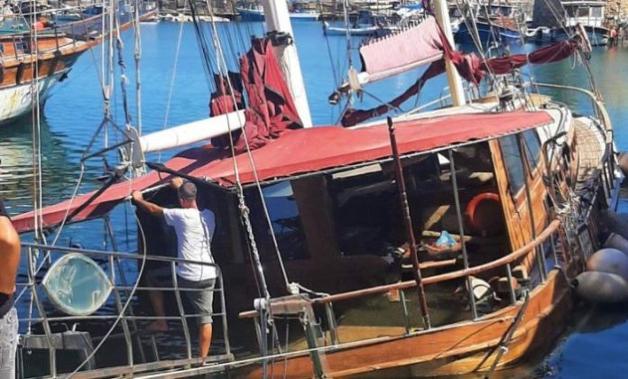 Girne antik limanda gezi teknesi battı