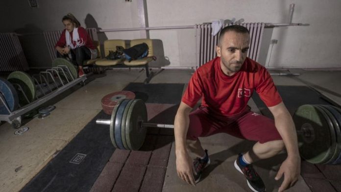 Görme engelli milli haltercilerin “paralimpik” bekleyişi