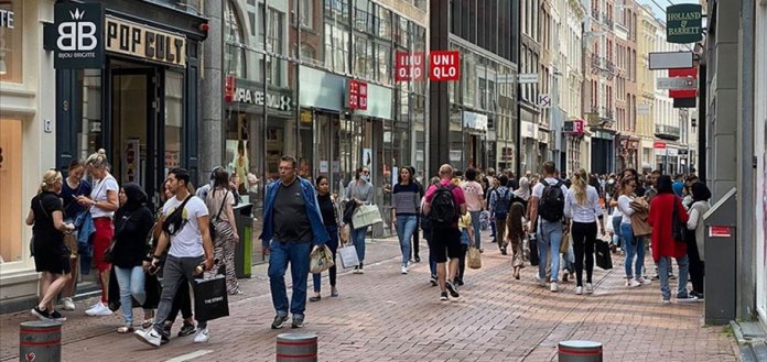 Hollanda’da sosyal mesafe kuralı kalktı, ‘korona kartı’ uygulaması başladı
