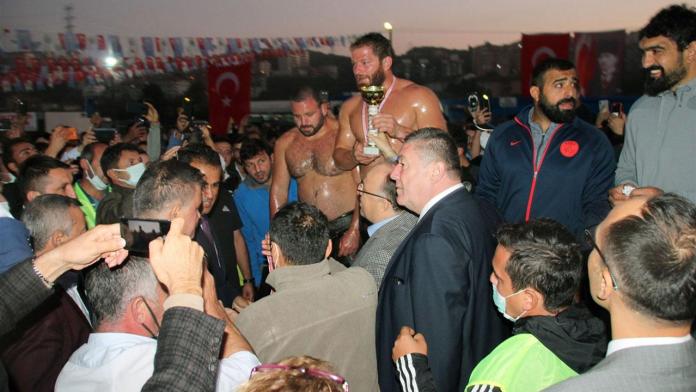 Alaplı Yağlı Güreşleri’nde başpehlivan İsmail Balaban oldu