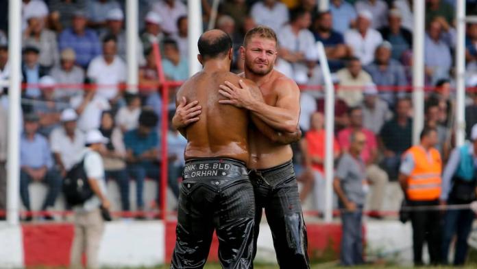 Tarihi Elmalı Yağlı Güreşleri’nde başpehlivanlığı İsmail Balaban kazandı