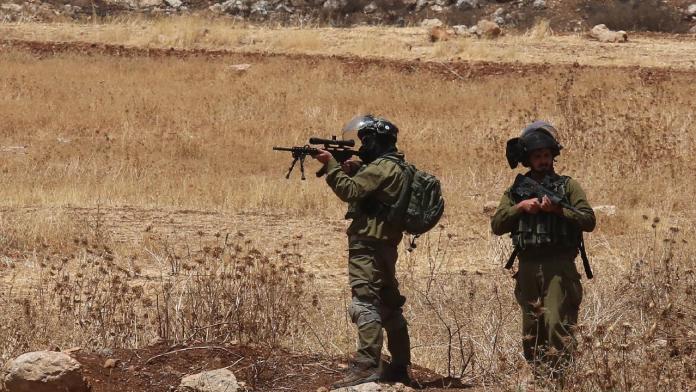 İsrail güçleri 3 Filistinli genci yaraladı