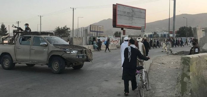 Kabil’de caminin girişinde düzenlenen bombalı saldırıda 2 kişi öldü, 4 kişi yaralandı