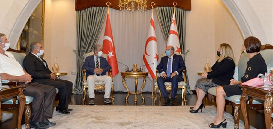 Prof. Keser, “Elbet Bir Gün Gelecekler” isimli kitabını Cumhurbaşkanı Tatar’a takdim etti