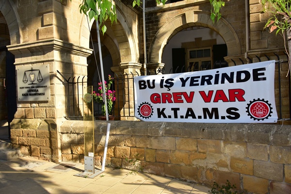 Kaza Mahkemelerindeki tebliğ ve icra memurları bugün de grevde