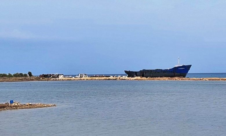 Palm Beach’de karaya oturan gemi parçalanarak kaldırılıyor