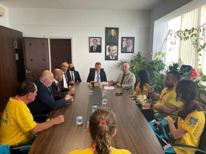Bakan Arıklı, Masa Tenisi Federasyonu Başkanı Mustafa Bekiroğulları ve Heyetini Kabul Etti