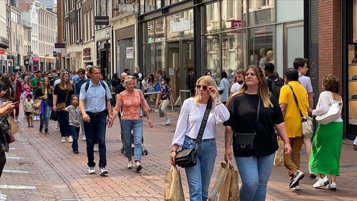 Hollanda’da sosyal mesafe kuralı dahil bir dizi kısıtlama 25 Eylül’de kaldırılıyor
