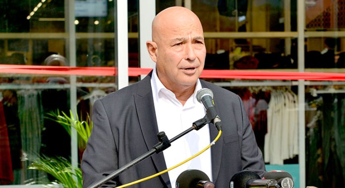 Tahir Topal; Vadili’de babasının bakkal dükkanından vergi rekortmenliğine