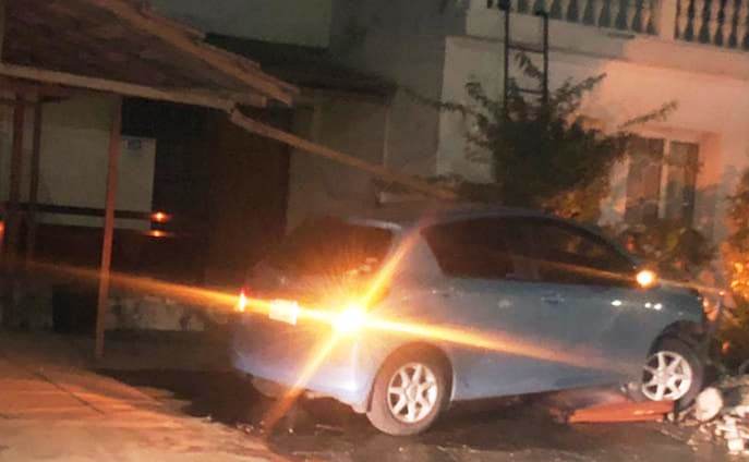 Taşkınköy’de direksiyon hakimiyetini kaybeden alkollü sürücü bahçe duvarına çarptı