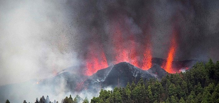 İspanya’nın Kanarya Adaları’ndaki La Palma Yanardağı faaliyete geçti