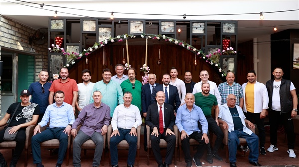 Cumhurbaşkanı Tatar, spor yazarlarıyla öğle yemeğinde bir araya geldi