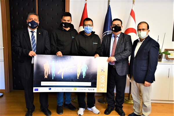 DAÜ Rektörü Hocanın Teknopark şirketleriyle ödüle layık görülen girişimci öğrencileri tebrik etti – BRTK