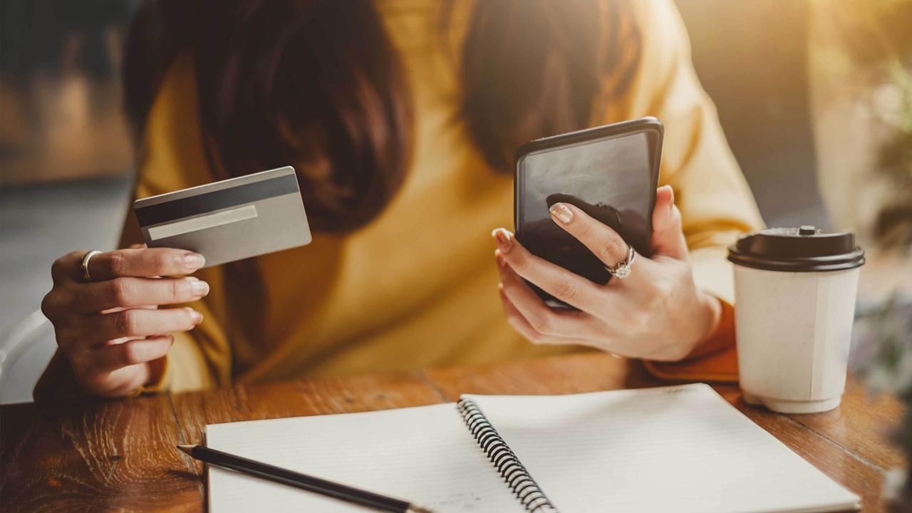 Kadınlar internetten alışverişi sevdi