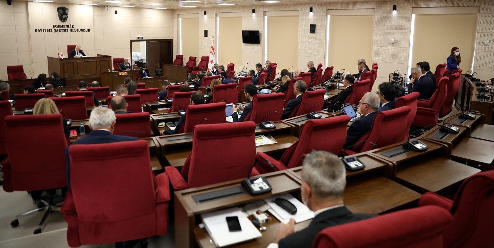 Yerel seçimlerin ertelenmesine ilişkin tasarı hükümetin oylarıyla komitede
