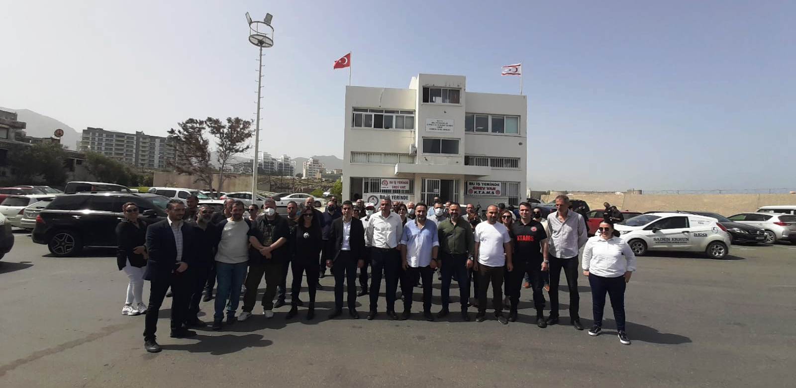 3 Sendika Girne’de uyarı grevi gerçekleştiriyor